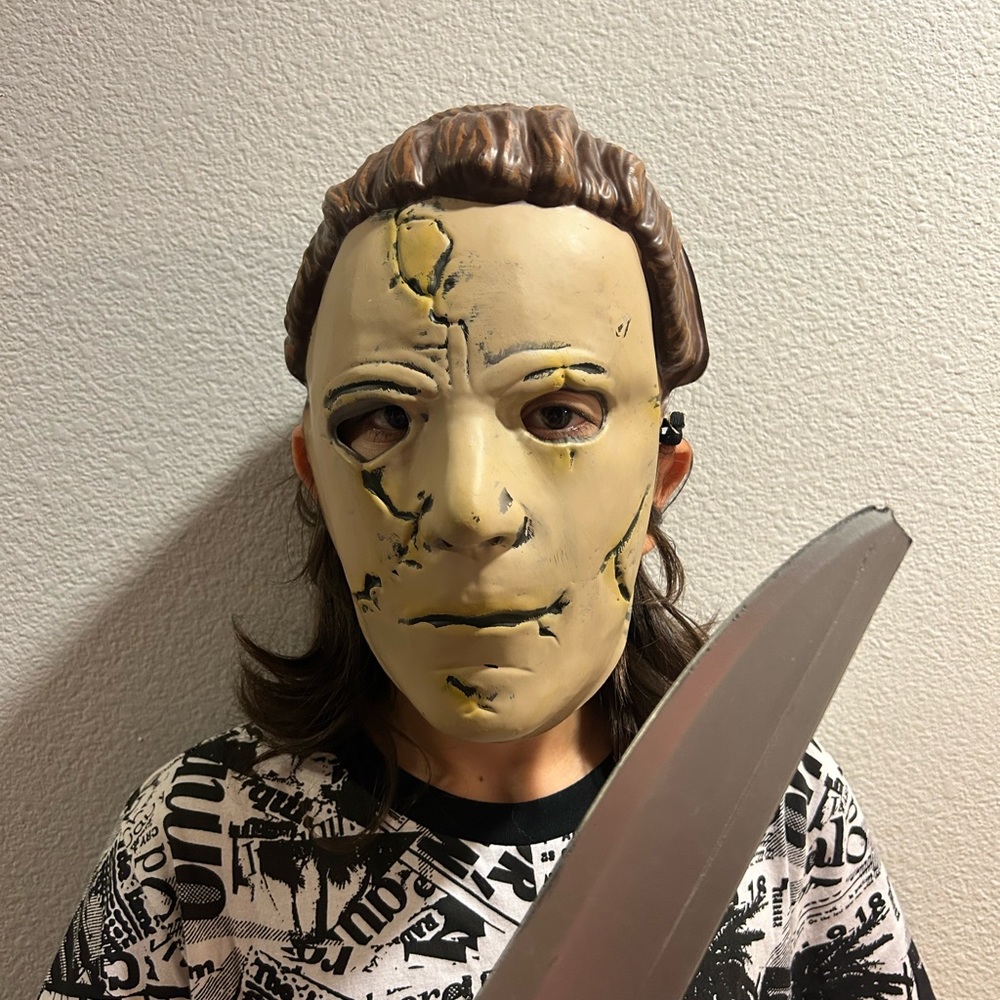 Michael Myers mask with toy knife in excellent condition. A Halloween classic!